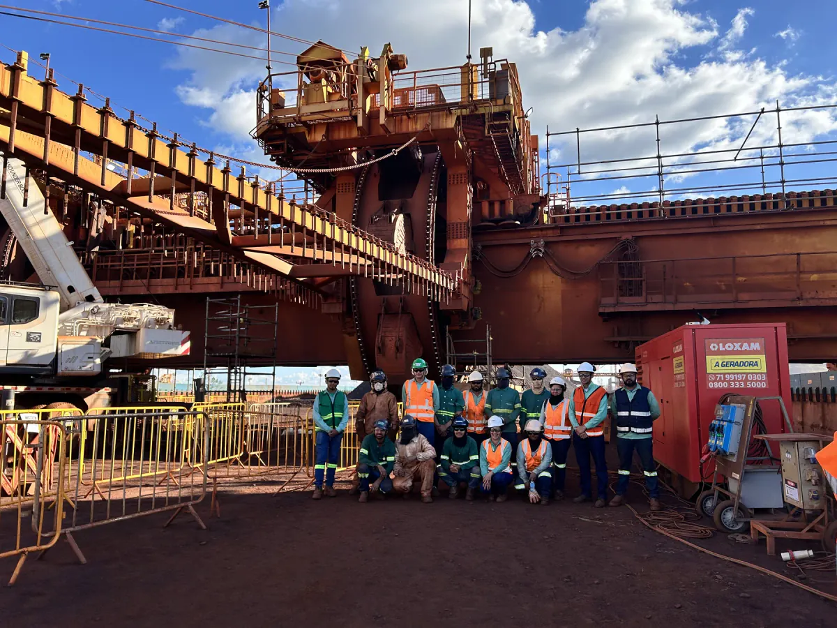 Equipe da Plangecon em operação industrial